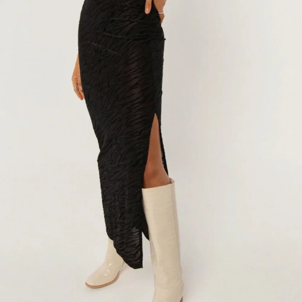 NWOT Size 2 Peppermayo Exclusive - Work It Out Midi Skirt - Burnout Black - Picture 2 of 6